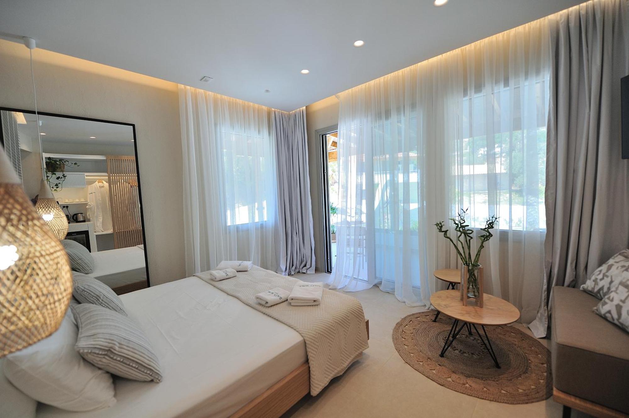 Salty Wave Suites Скиатос Экстерьер фото
